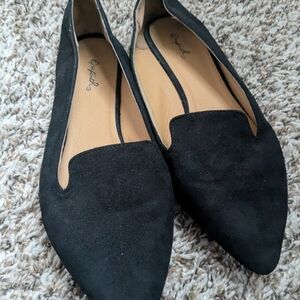 Elegant Black Flats with Minimalist Design